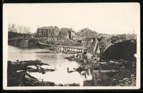 AK Saint-Mihiel, Pont détruit sur la Meuse, 1917