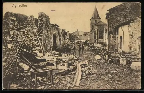 AK Vigneulles, Rue en ruines avec église et habitants après un conflit