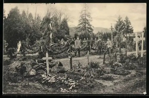 AK Montmédy, Massengrab mit Soldaten und Gräbern im Waldumfeld