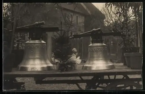 Foto-AK Giessen, Glocken mit Prägungen  Ehre sei Gott in der Höhe und Friede den Menschen auf Erden