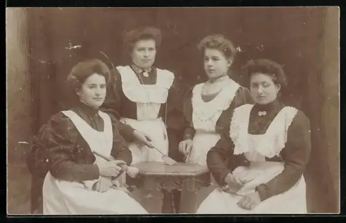 Foto-AK Vier Dienstmädchen in Schürzen