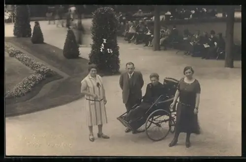 Foto-AK Dame im Rollstuhl im Park