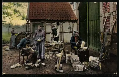 AK Westfalen, Holzschuhmacher bei der Arbeit