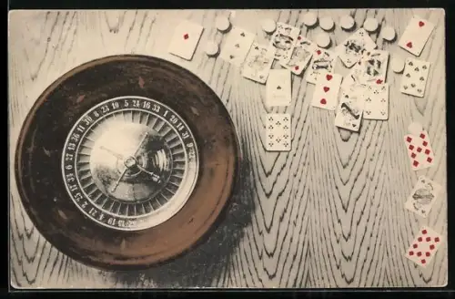 AK Rouletteset mit Spielkarten auf hölzernem Tisch