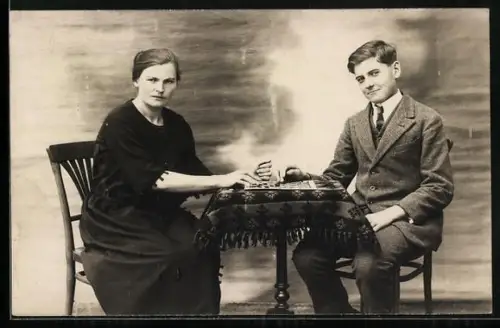 Foto-AK Mann und Frau beim Damespiel