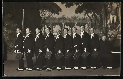 Foto-AK Berlin, Gruppenfoto mit Berliner Elite-Sängern und Pianisten