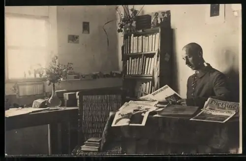Foto-AK Soldat beim Lesen der Zeitung Die Woche, Jugendstil