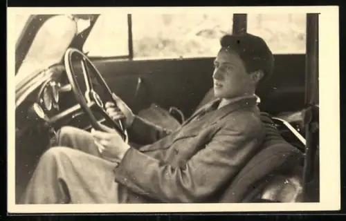 Foto-AK Opel Olympia, Junger Mann auf dem Fahrersitz