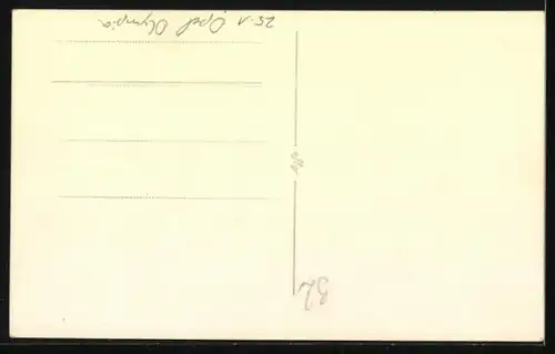 Foto-AK Opel Olympia, Junger Mann auf dem Fahrersitz