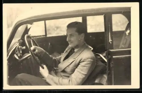 Foto-AK Opel Olympia, Mann am Steuer