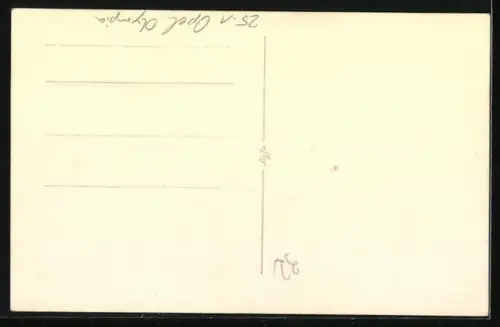 Foto-AK Opel Olympia, Mann lehnt an der Autotür