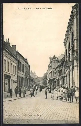 AK Lens, Rue de Paris animée avec passants et bâtiments historiques