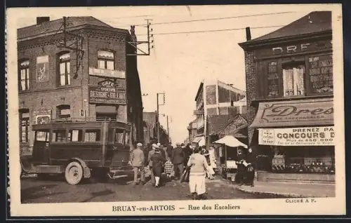 AK Bruay-en-Artois, Rue des Escaliers animée avec passants et véhicules anciens