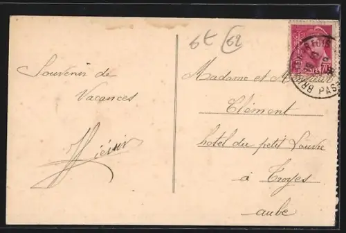 AK Bruay-en-Artois, Rue des Escaliers animée avec passants et véhicules anciens