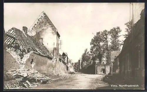 AK Vimy, Rue avec bâtiments en ruines après des bombardements