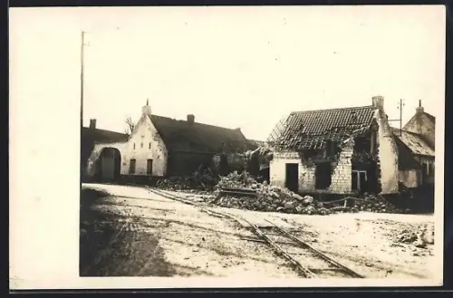 Foto-AK Thélus, Bâtiments en ruines avec voies ferrées au premier plan