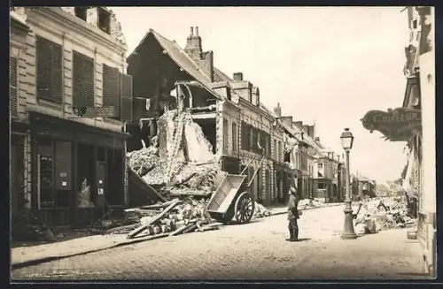 Foto-AK Bapaume, Maisons détruites dans une rue de la ville après les bombardements