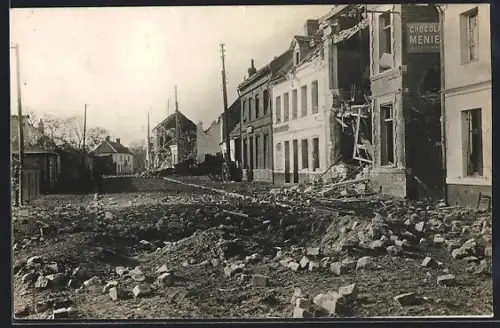 AK Arras, La rue principale vers Arras dans le faubourg Saint Laurent détruit en novembre 1914