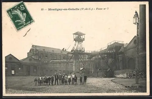 AK Montigny-en-Gohelle /P.-de-C., Fosse No. 7 avec groupe de personnes devant le puits de mine