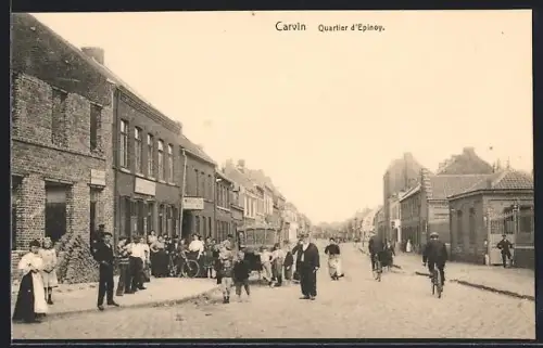 AK Carvin, Quartier d`Épinoy avec habitants et cyclistes sur la rue principale