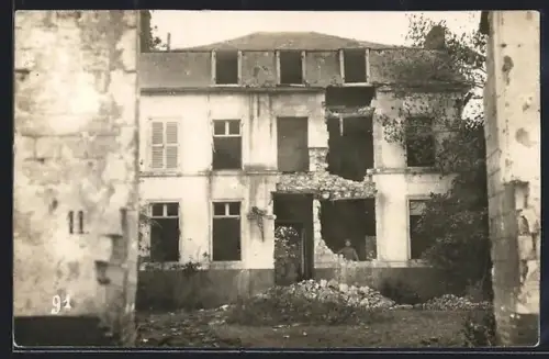Foto-AK Mercatel, Maison endommagée par la guerre dans le village au sud d`Arras