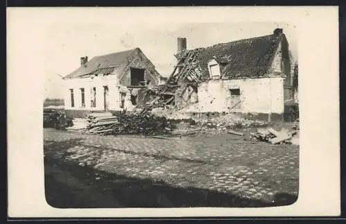 Foto-AK Vimy, Maisons endommagées après des bombardements