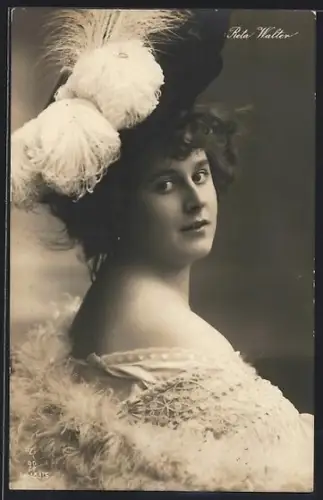 AK Opernsängerin Reta Walter mit grossem Hut und schulterfreier Abendrobe