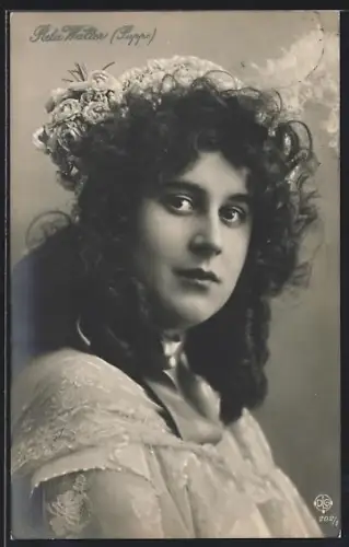 AK Opernsängerin Reta Walter mit Blumen im Haar