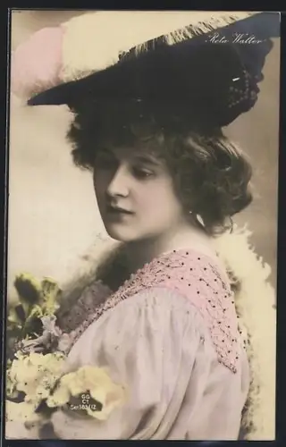 AK Opernsängerin Reta Walter mit nachdenklichem Blick