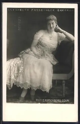 AK Opernsängerin Elisabeth Fassbinder-Bartram auf einem Sofa sitzend