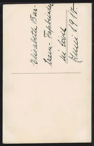 AK Opernsängerin Elisabeth Fassbinder-Bartram auf einem Sofa sitzend