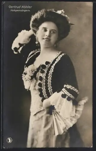 AK Opernsängerin Gertrud Köhler mit Fächer in der Hand