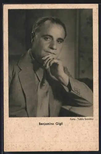 AK Opernsänger Benjamino Gigli in Denkerpose