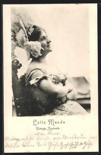 AK Opernsängerin Lotte Mende auf einem Stuhl sitzend