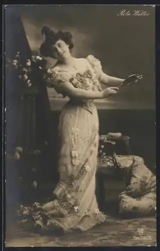 AK Schauspielerin Reta Walter posiert mit Handspiegel