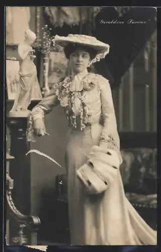 AK Opernsängerin Geraldine Farrar im eleganten Kleid mit Hut