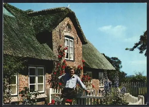 AK Opernsänger Hermann Prey vor seinem Ferienhaus auf Amrum