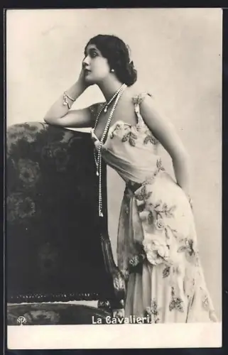 AK La Cavalieri, Portrait mit Perlenkette