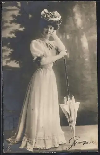 AK Opernsängerin Geraldine Farrar im taillierten Kleid mit Hut und Schirm