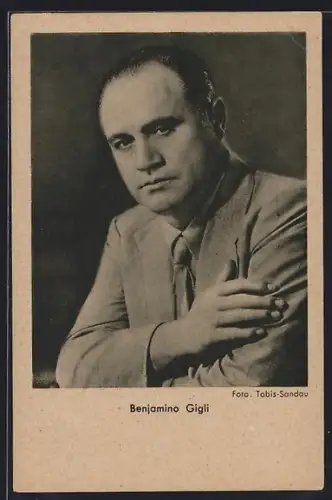 AK Opernsänger Benjamino Gigli mit verschränkten Armen
