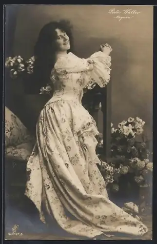 Foto-AK GG Co.: Nr. 197 / 8, Reta Walter Mignon posiert im schönen Kleid an einem Bett