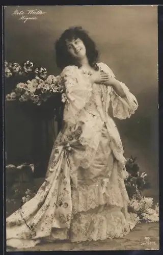 Foto-AK GG Co.: Nr. 197 / 5, Reta Walter Mignon im schönen Kleid fässt sich an ihr Herz