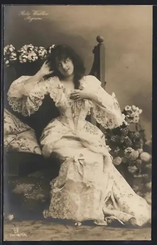 Foto-AK GG Co.: Nr. 197 / 4, Reta Walter Mignon posiert im schönen Kleid auf einem Bett