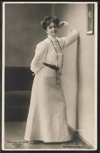 AK Eva v. d. Osten, Portrait im langen Kleid