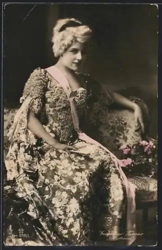 AK Geraldine Farrar im Rüschenkleid, Portrait