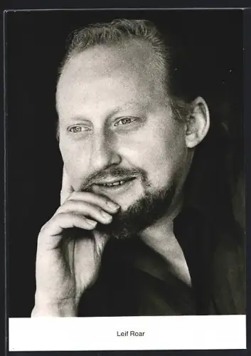 AK Leif Roar mit Hand am Kinn, Portrait, Deutsche Oper am Rhein