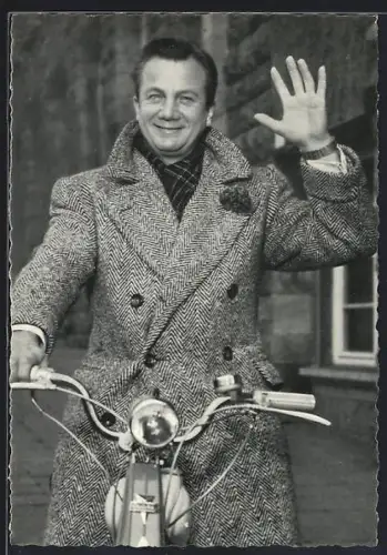 AK Rudolf Schock im Mantel auf einem Mofa