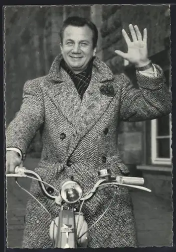 AK Rudolf Schock winkt auf einem Mofa