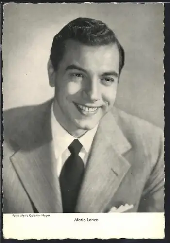 AK Schauspieler Mario Lanza im Anzug in die Kamera lächelnd