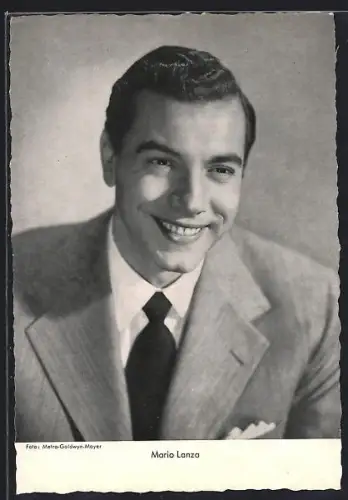 AK Schauspieler Mario Lanza im Anzug in die Kamera lächelnd